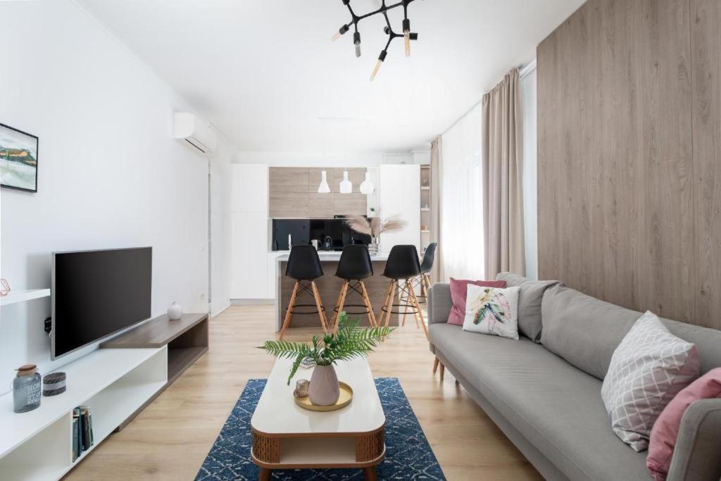 Charlotte Apartment - 2Bedrooms W Parking Near Nymphaea Oradea Zimmer foto