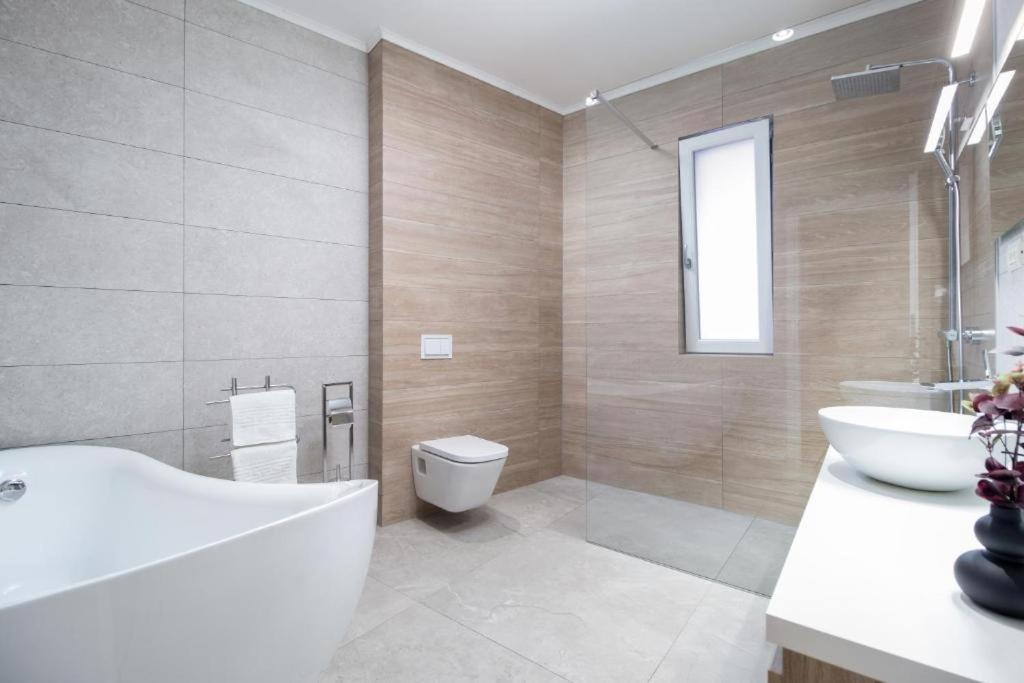 Charlotte Apartment - 2Bedrooms W Parking Near Nymphaea Oradea Zimmer foto